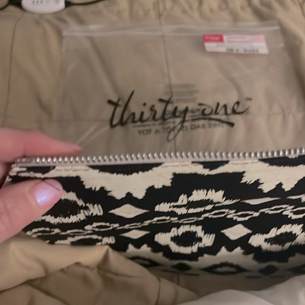 NIP! Thirty-One Black & Cream Zip Flap IKAT Bazaar Compatible w/Studio bag. - Picture 4 of 4